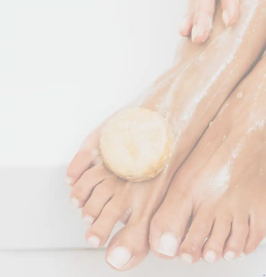 tvrdi sapun za tuširanje pranje nogu ženska stopala okrugli sapun sapunica nokti pedikura