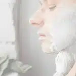 tvrdi sapun za brijanje muškarac s četkicom i pjenom za brijanje