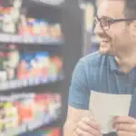 čovjek s naočalama kupuje namirnice u trgovini popis za trgovinu