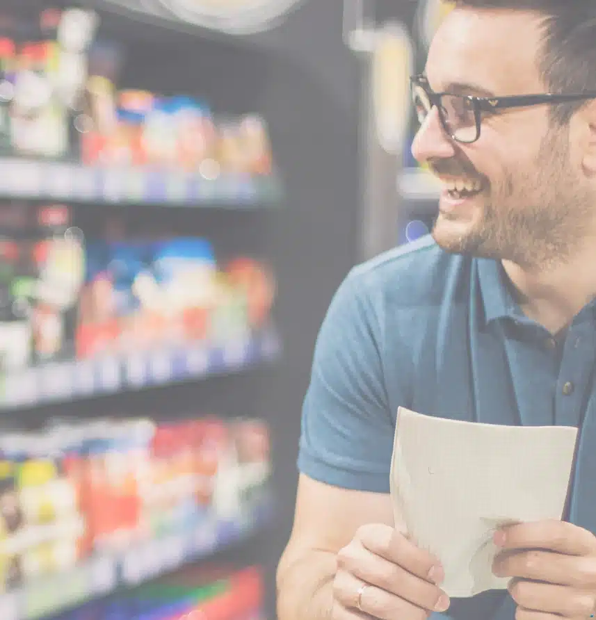 čovjek s naočalama kupuje namirnice u trgovini popis za trgovinu