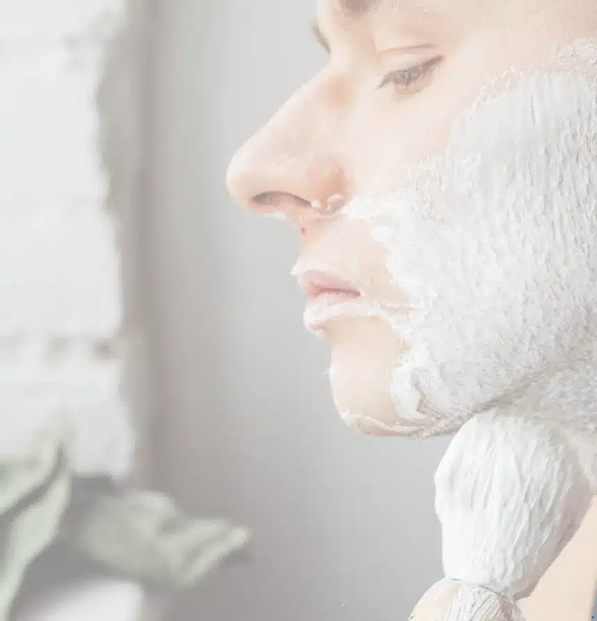 tvrdi sapun za brijanje muškarac s četkicom i pjenom za brijanje