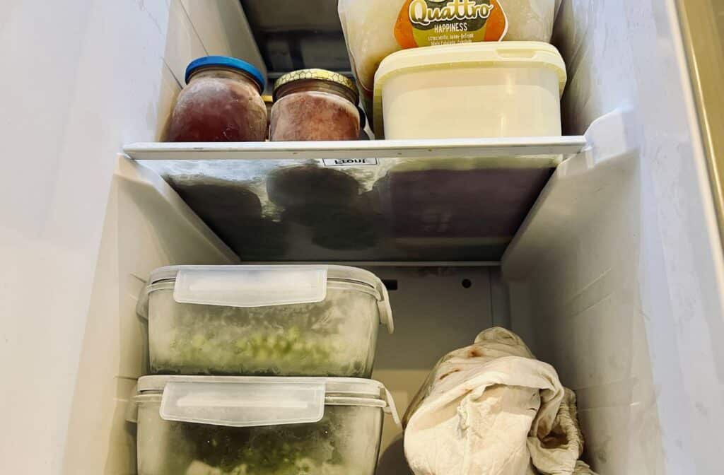 hrana u posudama od sladoleda i staklenkama u frižideru