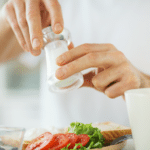 klimakterijanska prehrana - soljenje crvenih rajčica i zelene salate uz tost