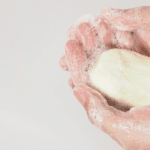 tvrdi sapun zapijenjen u rukama