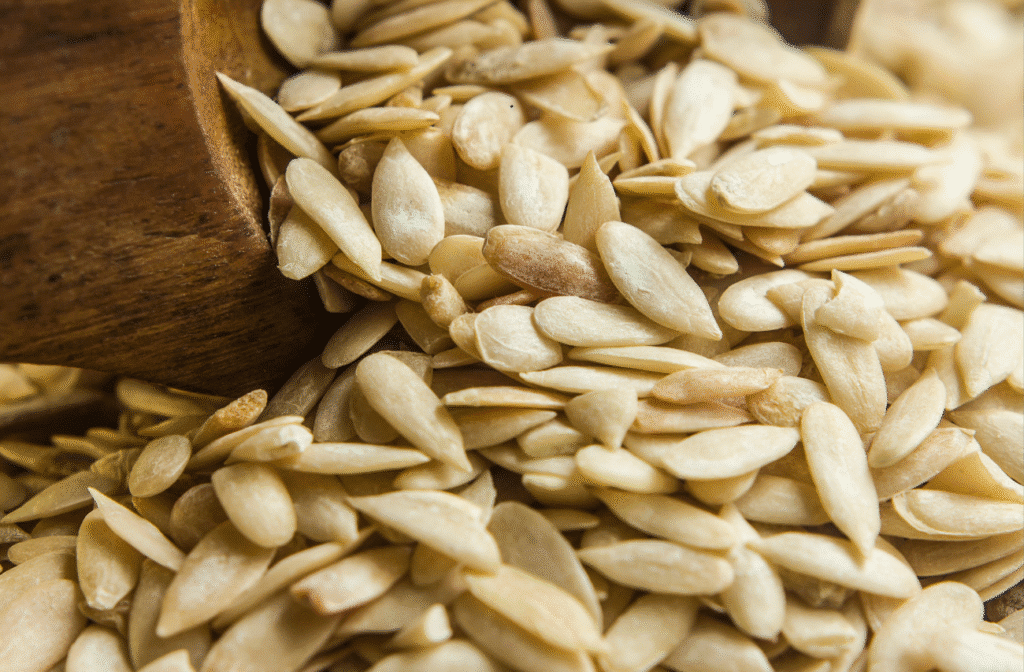 suhe koštice dinje u drvenoj posudi