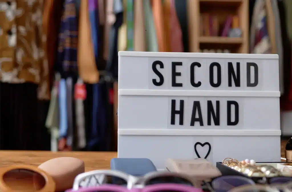 održivi ormar second hand natpis sunčane naočale