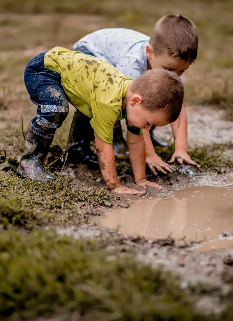 održivi odgoj striček duško dječaci se igraju u blatu zelena strana influencera