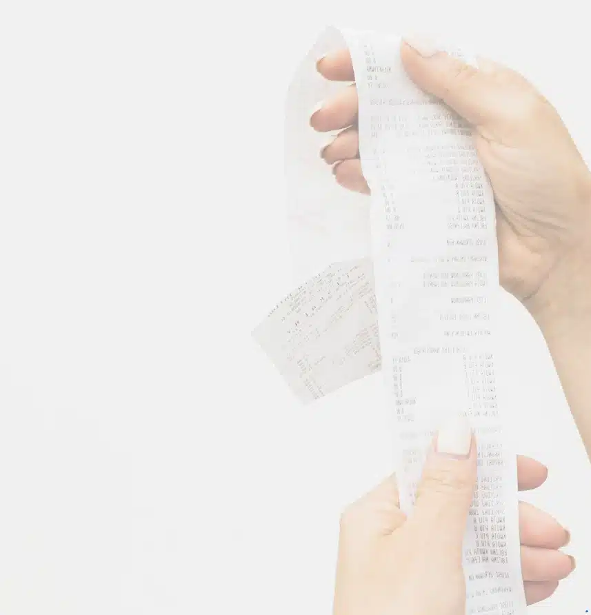 recikliranje računa bpa žena drži dugi račun u rukama nokti