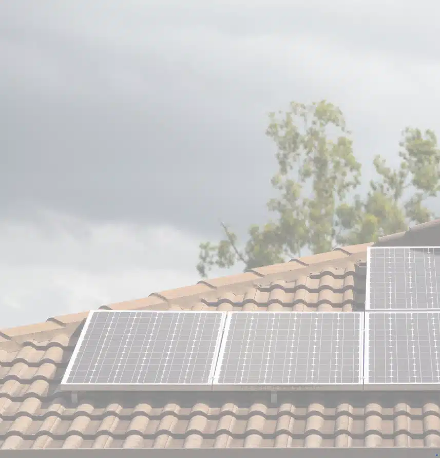 solarni paneli recikliranje solari na krovu kuće oblaci