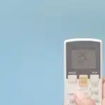 daljinski za klimu podešen na 25 stupnjeva