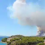 požar u hrvatskoj dim požar na moru jadransko more hrvatska