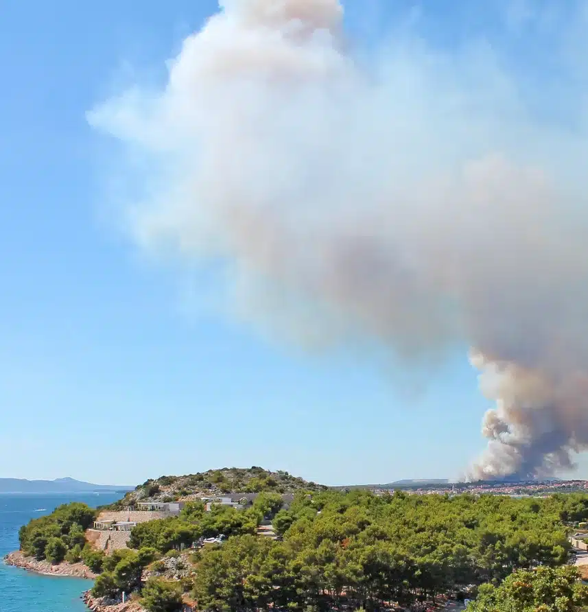 požar u hrvatskoj dim požar na moru jadransko more hrvatska